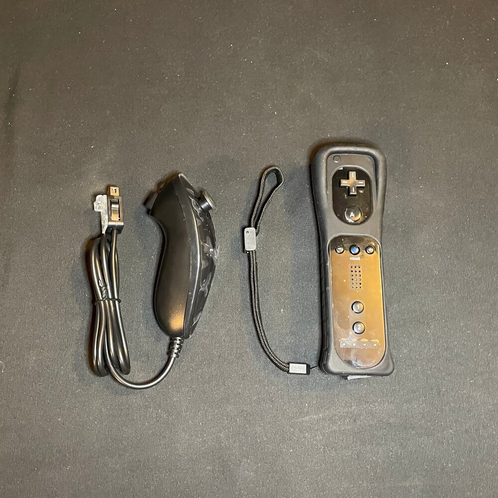 Nintendo Wii Controllers - Picture 4 of 5